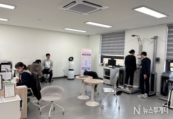 밀양시 건강채움센터 건강관리실에서 모바일 헬스케어 사업 참여자를 대상으로 사전 검진 및 상담을 진행하고 있다.