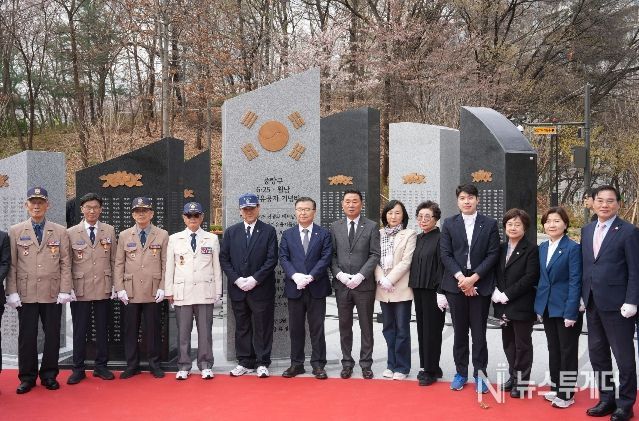 제막식에 참석한 류경기 중랑구청장과 관계자들의 모습