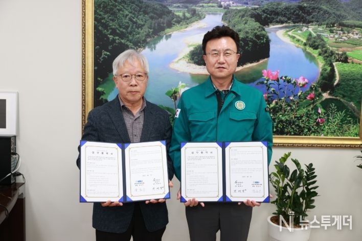 우편문화연구회 업무협약 사진(좌.양승우문화연구회장, 우.전대복부군수)