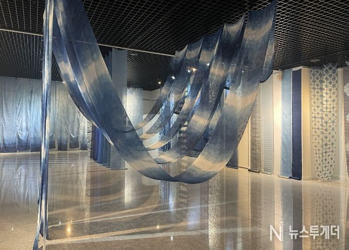 한국천연염색박물관이 한국박물관협회가 추진하는 ‘K-뮤지엄 지역 순회 전시 및 투어 지원사업’에 최종 선정됐다. 사진은 박물관 천연염색 전시 모습.