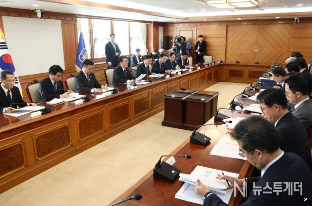 김민석 국무총리가 14일 세종대로 정부서울청사에서 열린 공명선거 관계장관회의를 주재하고 있다.(국무조정실)